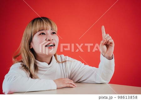 何かを思いつく女性 98613858