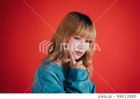 考え中の女性 98613880