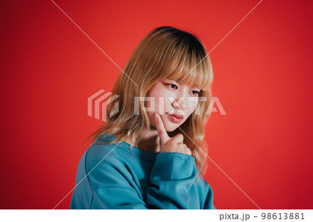 考え中の女性 98613881