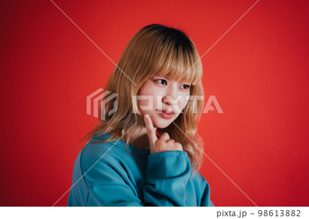 考え中の女性 98613882