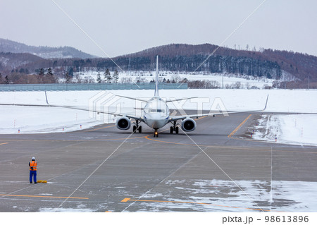 オホーツク紋別空港に着陸する全日空機 98613896