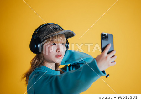 自撮りをする女性 98613981