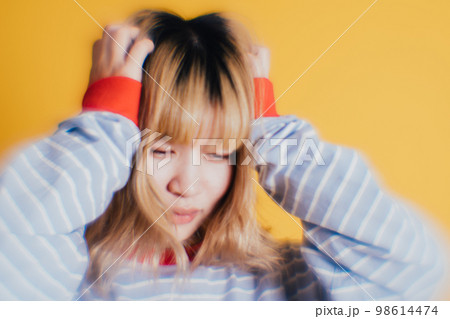 悩む女性 98614474
