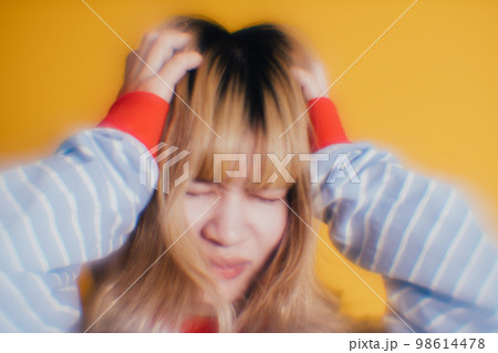 悩む女性 悩む女性 98614478