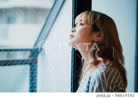 窓際にいる女性 窓際にいる女性 98614592