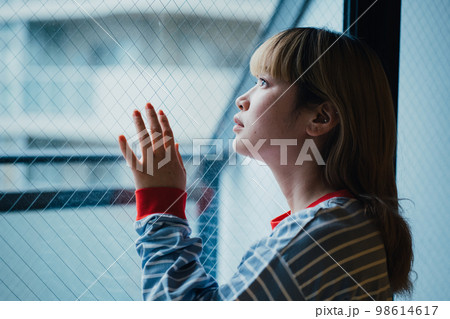 窓際にいる女性 98614617