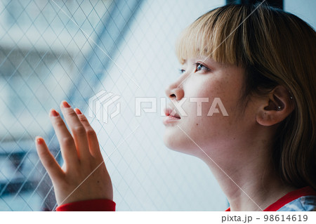 窓際にいる女性 98614619
