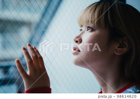 窓際にいる女性 窓際にいる女性 98614620