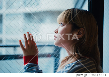 窓際にいる女性 窓際にいる女性 98614621