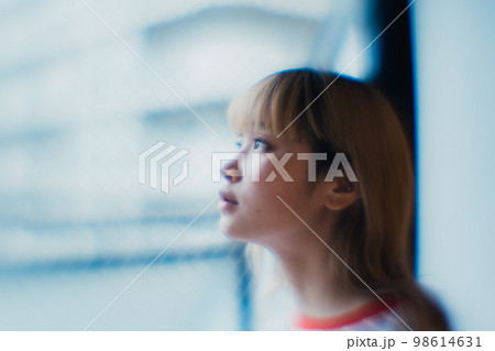 窓際にいる女性 窓際にいる女性 98614631