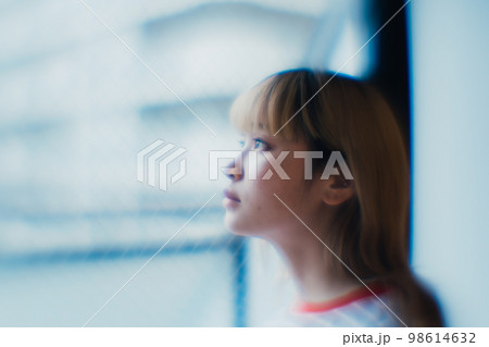 窓際にいる女性 窓際にいる女性 98614632