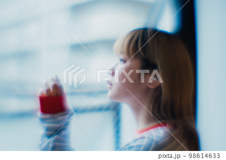 窓際にいる女性 98614633
