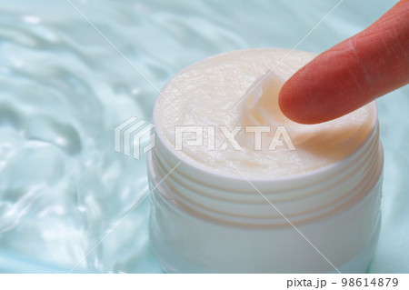 水の波紋、化粧品のボトル 98614879