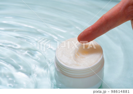 水の波紋、化粧品のボトル 98614881