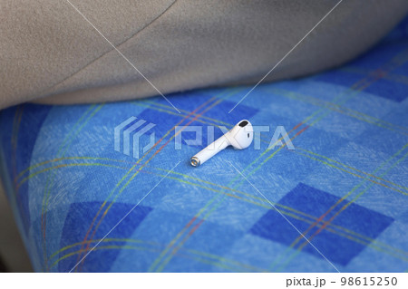 電車内で落としたワイヤレスイヤホンイメージ 98615250