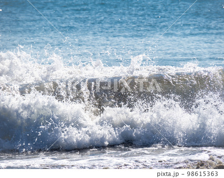 砂浜に打ち寄せる荒波。 98615363