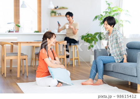友達　男女　シェアハウス　ライフスタイル　リビング 98615412