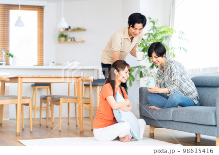 友達 男女 シェアハウス ライフスタイル リビング 友達 男女 シェアハウス ライフスタイル リビング 98615416