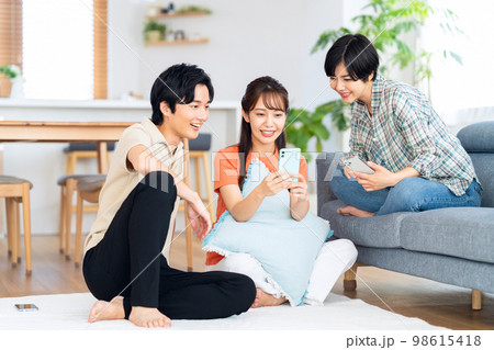 友達 男女 シェアハウス ライフスタイル リビング 友達 男女 シェアハウス ライフスタイル リビング 98615418