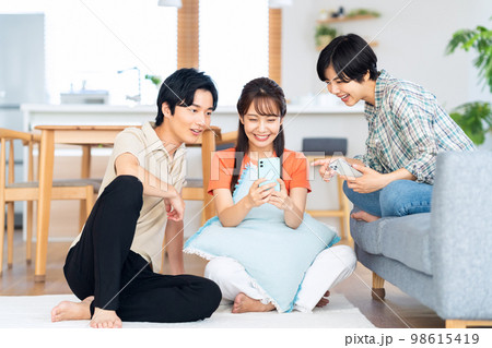 友達　男女　シェアハウス　ライフスタイル　リビング 98615419