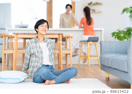 友達　男女　シェアハウス　ライフスタイル　リビング 98615422