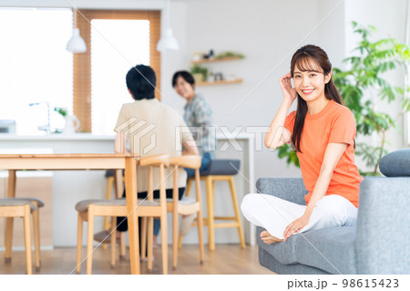 友達　男女　シェアハウス　ライフスタイル　リビング 98615423