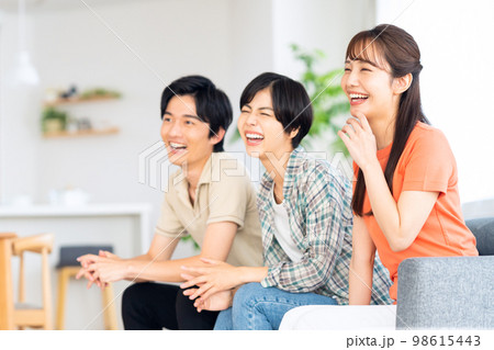 友達　男女　シェアハウス　ライフスタイル　リビング 98615443