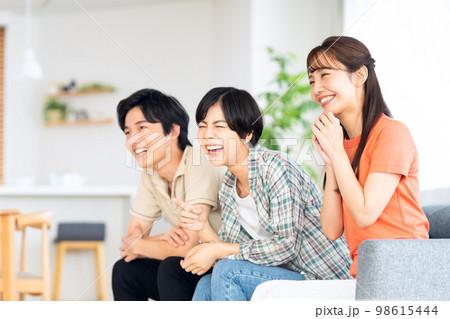 友達 男女 シェアハウス ライフスタイル リビング 友達 男女 シェアハウス ライフスタイル リビング 98615444