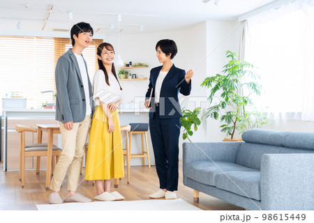 夫婦 カップル 家族 不動産 リビング 営業 夫婦 カップル 家族 不動産 リビング 営業 98615449