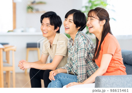 友達 男女 シェアハウス ライフスタイル リビング 友達 男女 シェアハウス ライフスタイル リビング 98615461