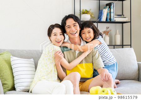 若い家族の新生活 98615579