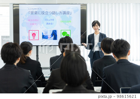 ビジネスセミナー　モニターを使って話をする女性講師 98615621