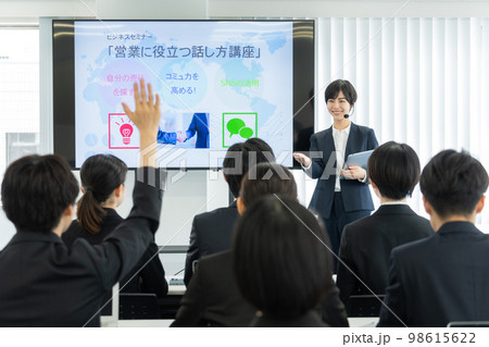 ビジネスセミナー　モニターを使って話をする女性講師 98615622