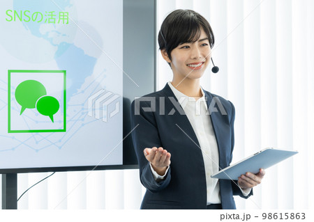 モニターの前で話をする女性講師 ビジネスセミナー モニターの前で話をする女性講師 ビジネスセミナー 98615863