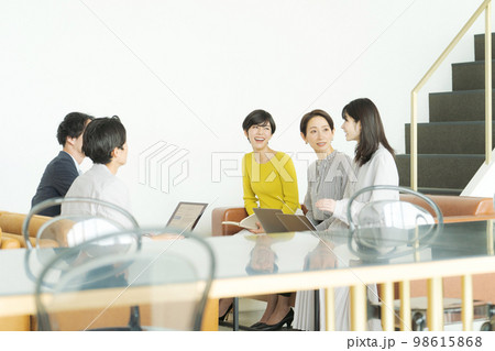 打ち合わせをする人々 打ち合わせをする人々 98615868