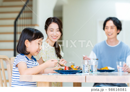 食事する若い家族 98616081