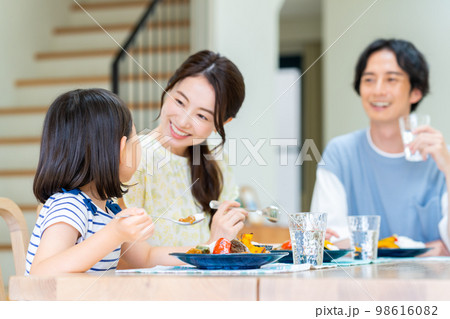 食事する若い家族 98616082