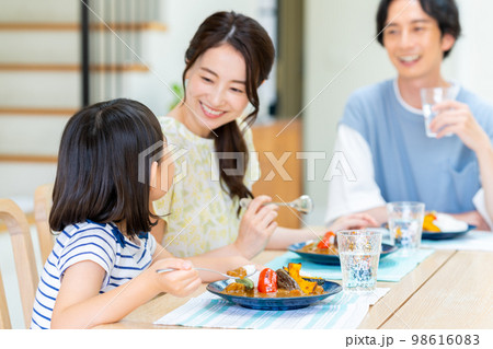 食事する若い家族 98616083