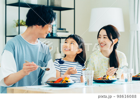 食事する若い家族 98616088