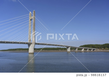 鹿児島県のサンセットブリッジを撮影。 98616137