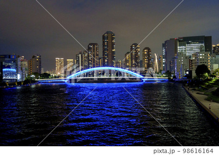 隅田川に掛かる永代橋と佃島のタワーマンション。 98616164