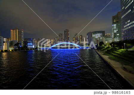 隅田川に掛かる永代橋と佃島のタワーマンション。 98616165