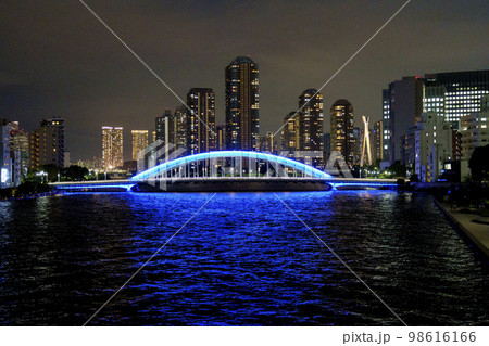 隅田川に掛かる永代橋と佃島のタワーマンション。 98616166