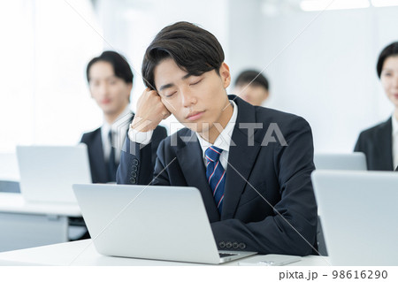 ビジネスセミナー 聴講中眠ってしまう若いビジネスマン ビジネスセミナー 聴講中眠ってしまう若いビジネスマン 98616290