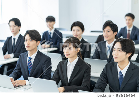 ビジネスセミナー　スーツを着た若いビジネスマンとビジネスウーマン 98616464