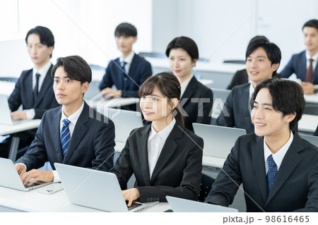 ビジネスセミナー　スーツを着た若いビジネスマンとビジネスウーマン 98616465