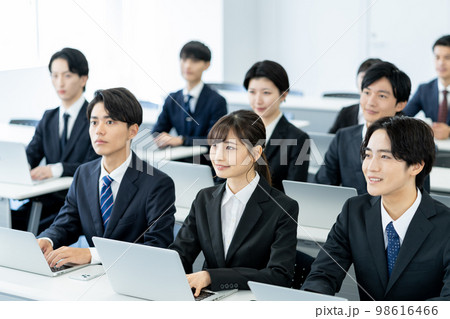 ビジネスセミナー スーツを着た若いビジネスマンとビジネスウーマン ビジネスセミナー スーツを着た若いビジネスマンとビジネスウーマン 98616466