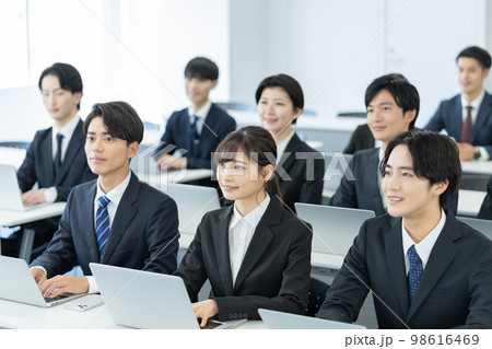 ビジネスセミナー　スーツを着た若いビジネスマンとビジネスウーマン 98616469