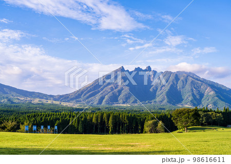 月廻り公園から観える阿蘇山(根子岳・高岳)絶景風景 (阿蘇郡高森町)の