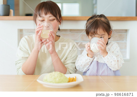 飲み物を飲む女の子とお母さん 98616871